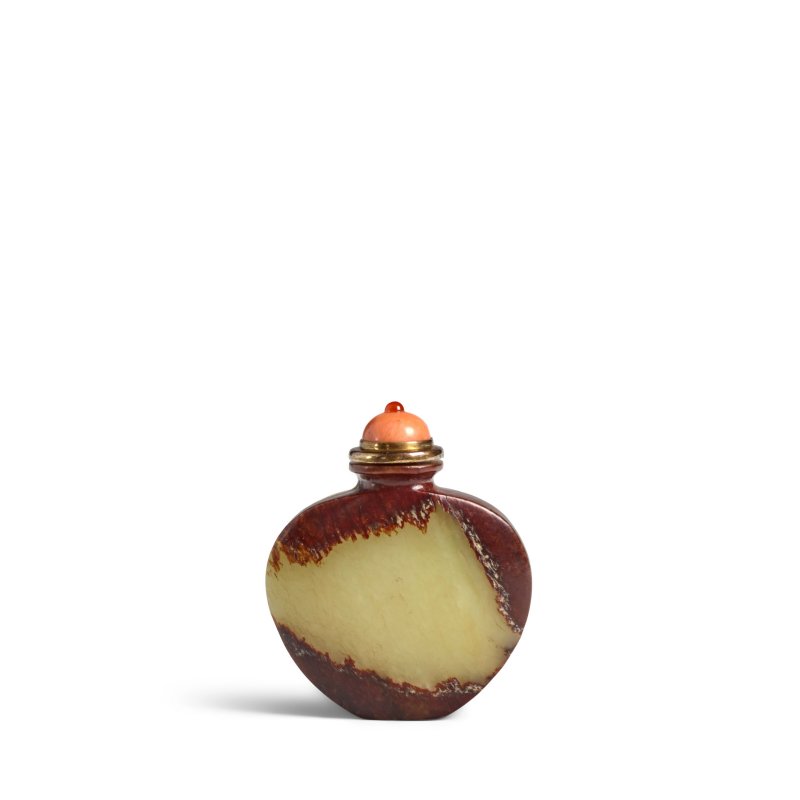 1780-1850 黃青玉帶皮素面鼻煙壺一件 | A YELLOWISH GREEN JADE SNUFF BOTTLE