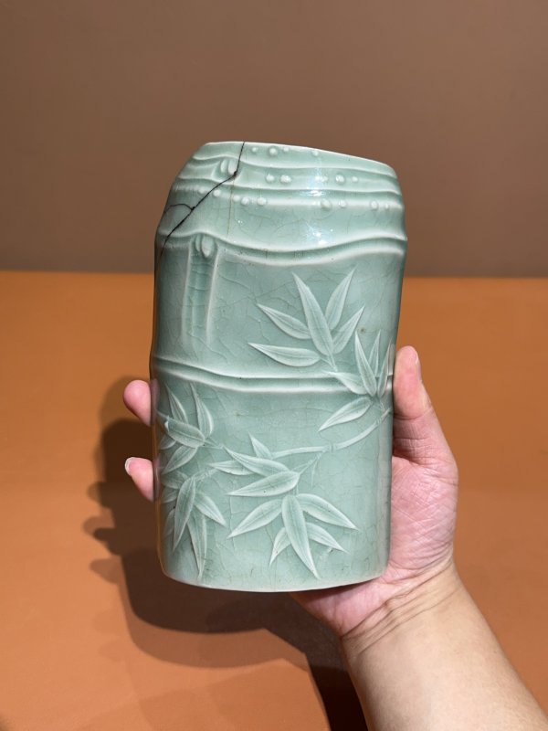 清康熙 冬青釉暗刻竹纹臂搁 - 图2