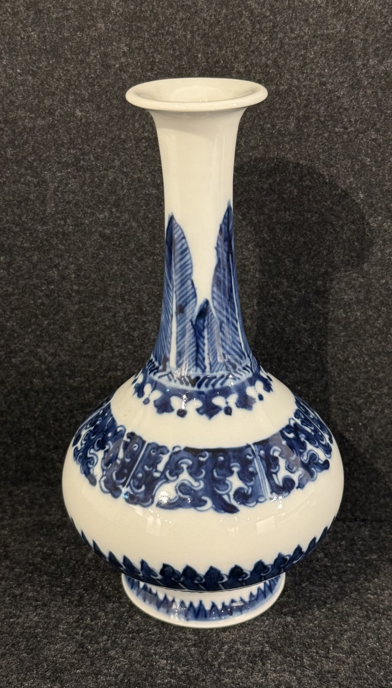 清十八世紀 青花芭蕉饕餮紋長頸瓶 - 图2