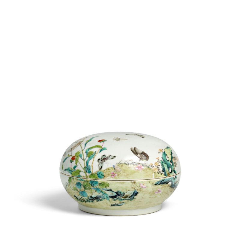 清道光 礬紅「慎德堂製」四字楷書款 粉彩花蝶紋蓋盒 | A FAMILLE-ROSE 'BUTTERFLY AND FLOWER' CIRCULAR BOX AND COVER - 图1