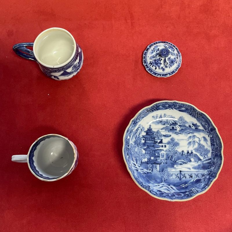 清乾隆 青花山水楼阁图杯 碟 壶一套 - 图8