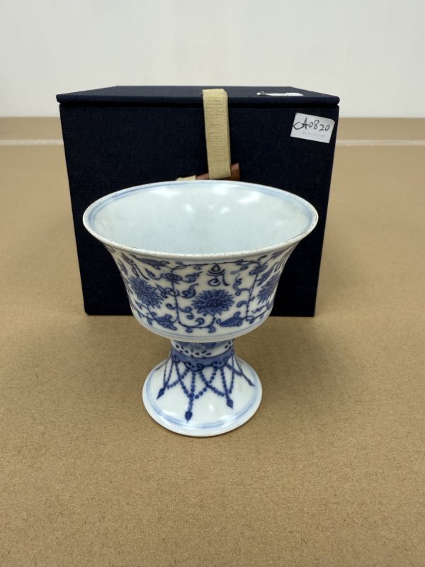 清乾隆 青花蓮托八寶高足杯 - 图2