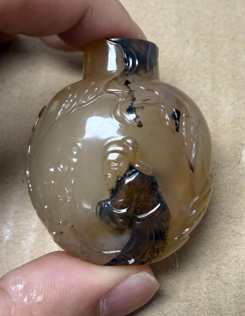 清中期  瑪瑙巧雕米芾拜石鼻煙壺 - 图2