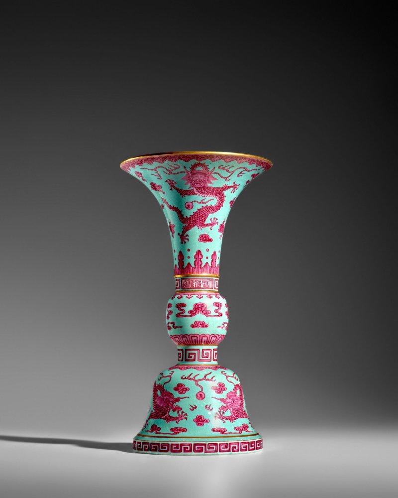 清乾隆 松石綠地胭脂紅彩雲龍紋花觚 | A RARE TURQUOISE-GROUND PUCE-ENAMELED 'DRAGON' ALTAR VASE, GU - 图1
