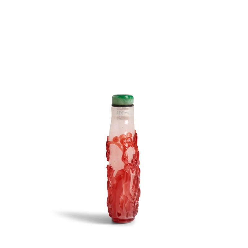 1750-1820 霏雪花地套寶石紅料「歲寒三友」鼻煙壺一件 | A FINE RUBY RED GLASS 'THREE FRIENDS' OVERLAY SNUFF BOTTLE - 图8