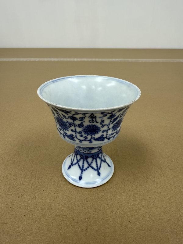 清乾隆 青花蓮托八寶高足杯 - 图3