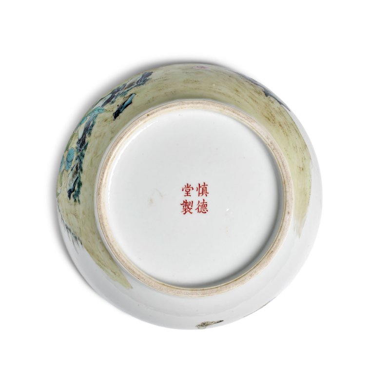 清道光 礬紅「慎德堂製」四字楷書款 粉彩花蝶紋蓋盒 | A FAMILLE-ROSE 'BUTTERFLY AND FLOWER' CIRCULAR BOX AND COVER - 图2