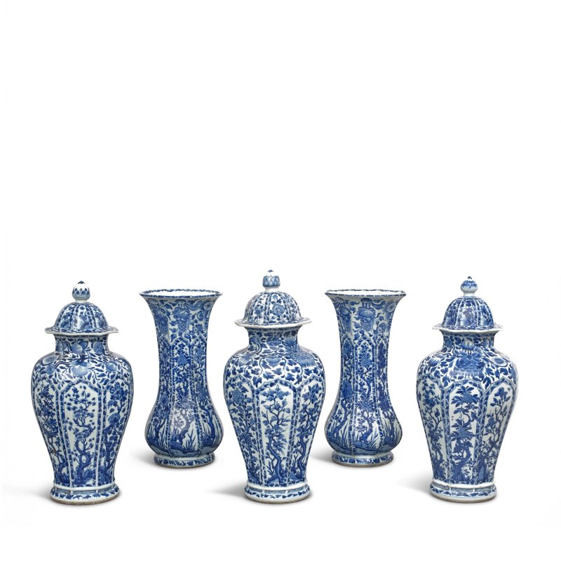 清康熙 青花開光花卉紋飾瓶一套五件 | A BLUE AND WHITE FIVE-PIECE GARNITURE - 图4