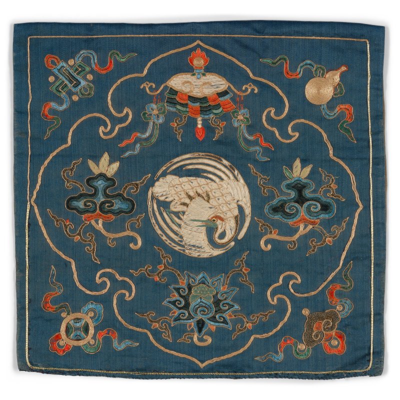 清康熙 藍地團鶴紋綉片 | A BLUE-GROUND SILK EMBROIDERED 'CRANE' SQUARE