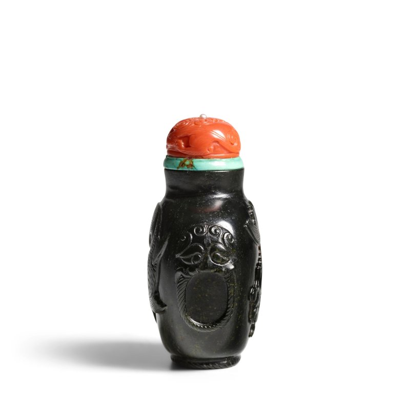 1750-1820 墨玉雕舖首啣環鯉魚紋鼻煙壺一件 | A BLACK JADE 'DOUBLE CARP' SNUFF BOTTLE - 图5