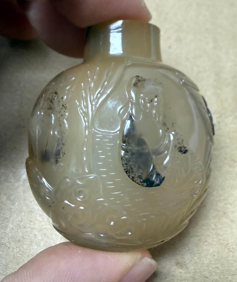 清中期  瑪瑙巧雕米芾拜石鼻煙壺 - 图3