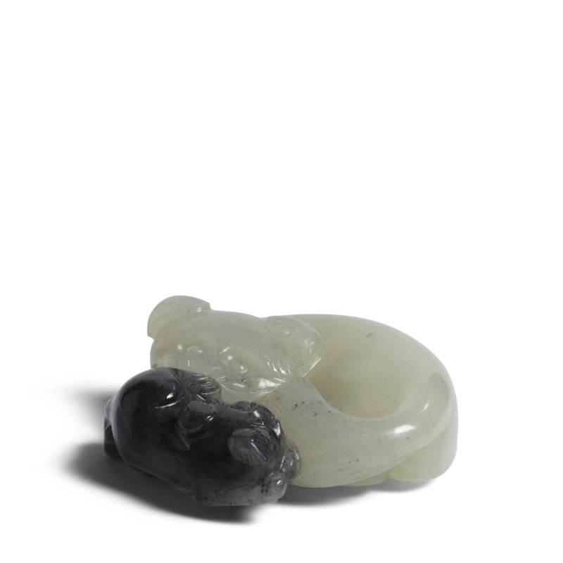 明 黑白玉巧雕子母貓擺件 | A BLACK AND WHITE JADE 'CATS' GROUP - 图5
