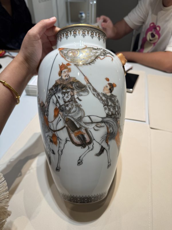 1950-60年代 周湘浦 墨彩描金岳飛滿江紅圖獸耳瓶 - 图9