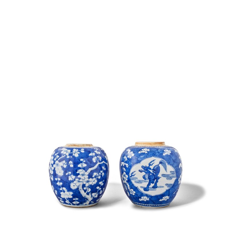 清康熙 青花冰梅紋罐 青花麒麟紋罐 | TWO BLUE AND WHITE JARS - 图1
