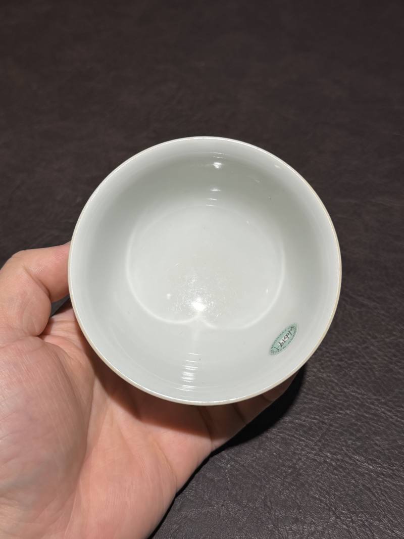 清乾隆 白地轧道粉彩花卉纹杯 - 图6