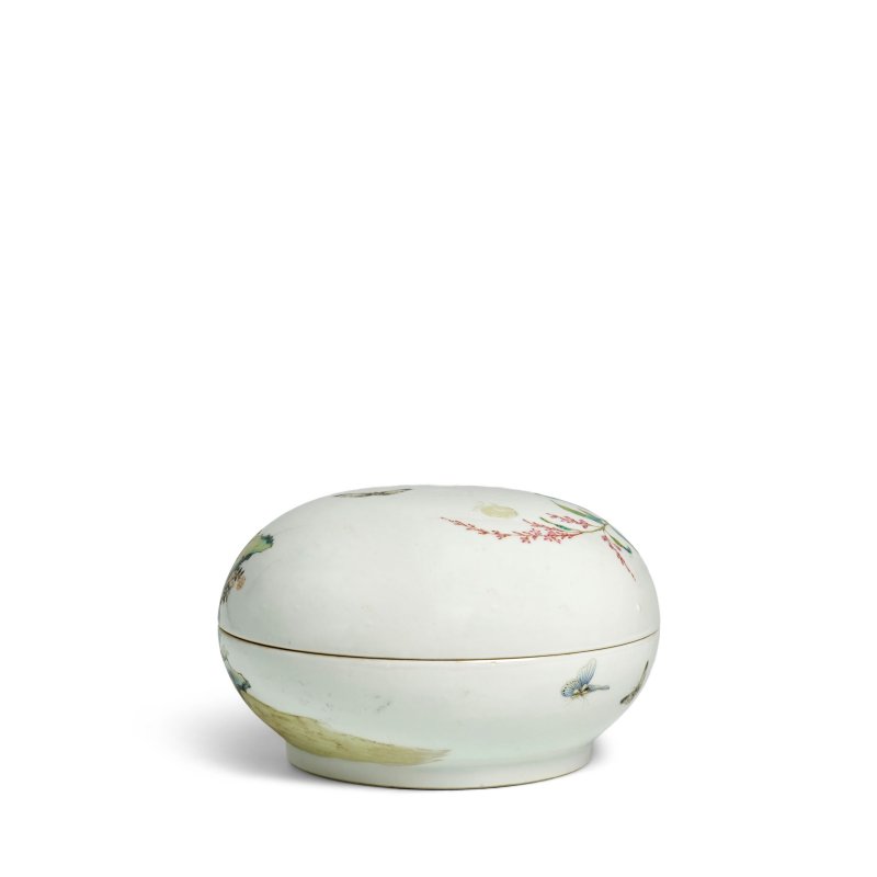 清道光 礬紅「慎德堂製」四字楷書款 粉彩花蝶紋蓋盒 | A FAMILLE-ROSE 'BUTTERFLY AND FLOWER' CIRCULAR BOX AND COVER - 图3