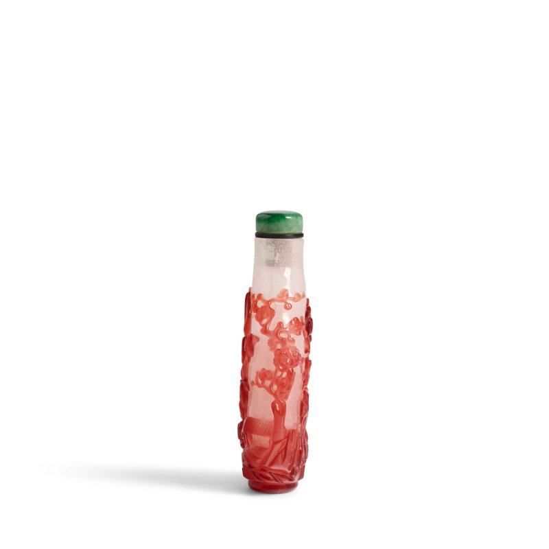 1750-1820 霏雪花地套寶石紅料「歲寒三友」鼻煙壺一件 | A FINE RUBY RED GLASS 'THREE FRIENDS' OVERLAY SNUFF BOTTLE - 图9
