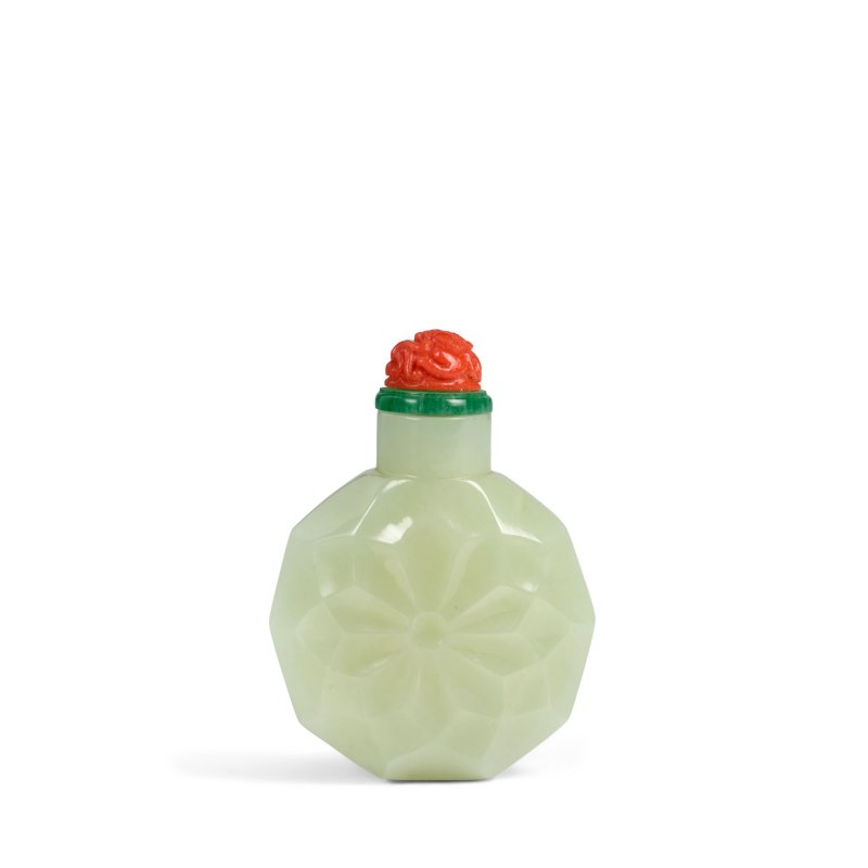 1740-1820 青玉琢十棱花式鼻煙壺一件 | A RARE DECAGONAL FACETED CELADON JADE SNUFF BOTTLE - 图3