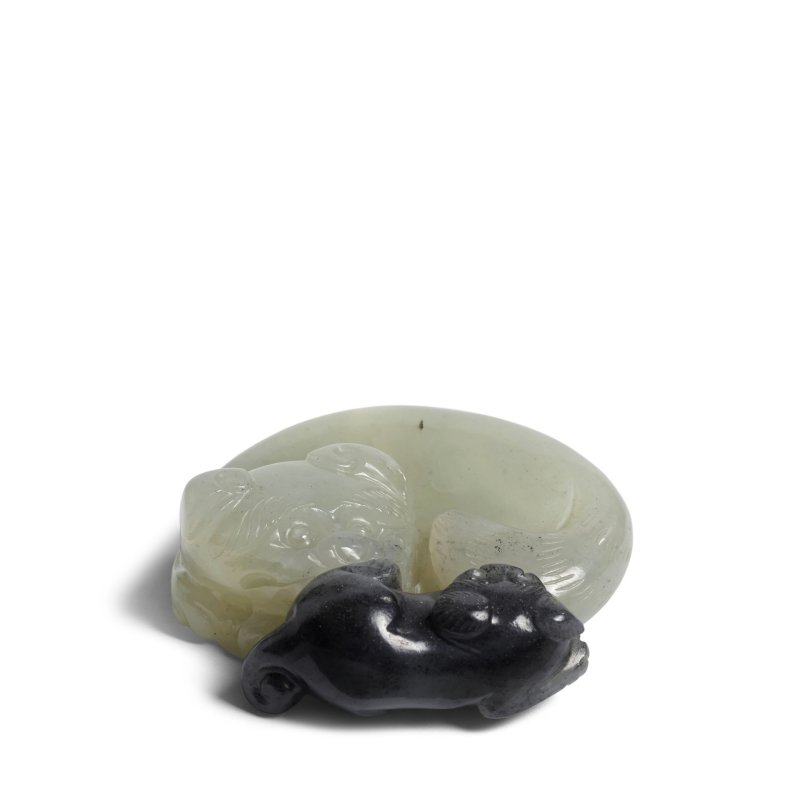 明 黑白玉巧雕子母貓擺件 | A BLACK AND WHITE JADE 'CATS' GROUP - 图6
