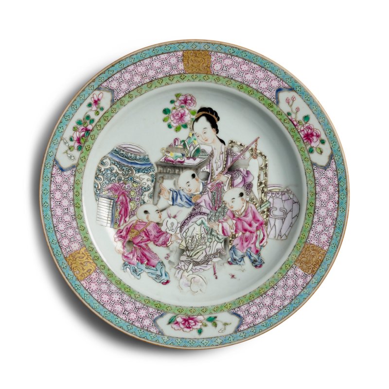 清雍正 外胭脂紅地內粉彩仕女嬰戲圖盤 | A FAMILLE-ROSE RUBY-BACK 'LADY AND BOYS' DISH - 图4