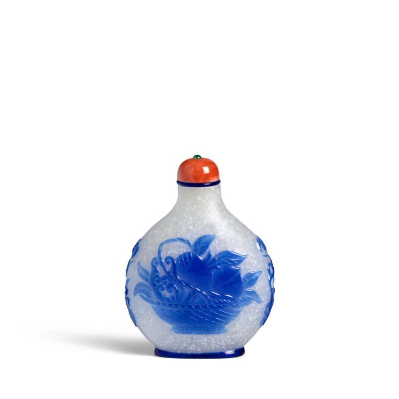 1820-1880 霏雪地套藍料「富貴多子」鼻煙壺一件 | A BLUE GLASS OVERLAY 'ABUNDANCES' SNUFF BOTTLE - 图4