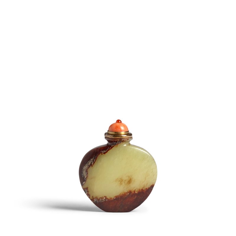 1780-1850 黃青玉帶皮素面鼻煙壺一件 | A YELLOWISH GREEN JADE SNUFF BOTTLE - 图4