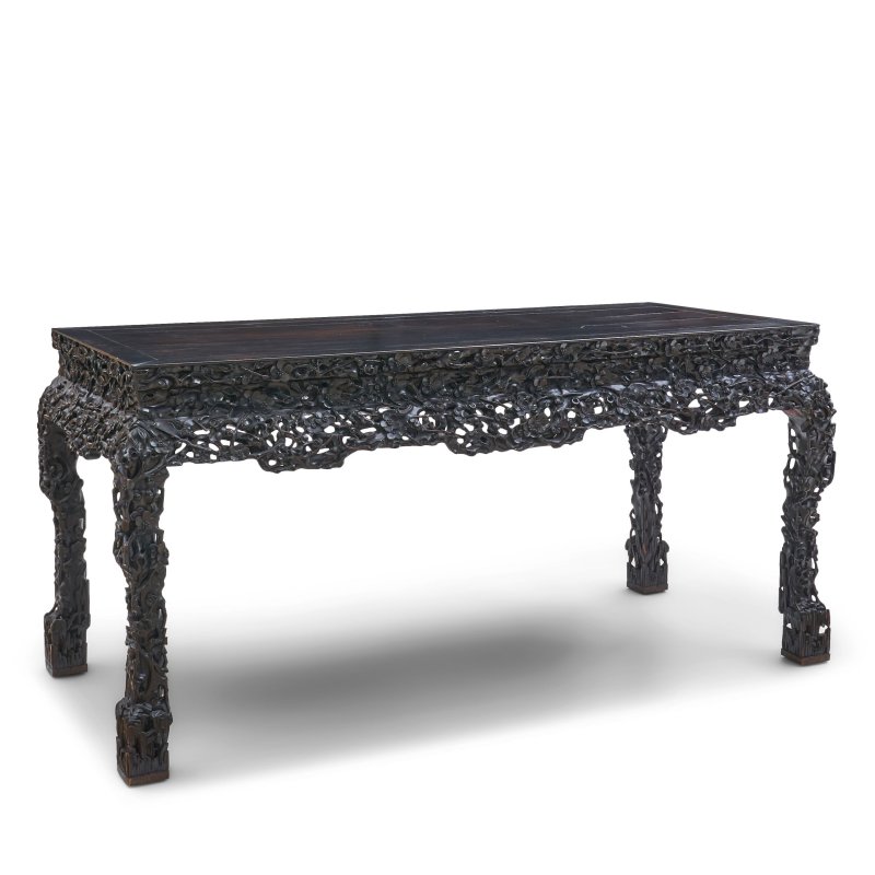 十九世紀 紅木有束腰三彎腿滿雕梅花紋供桌 | A CARVED HONGMU ALTAR TABLE - 图10