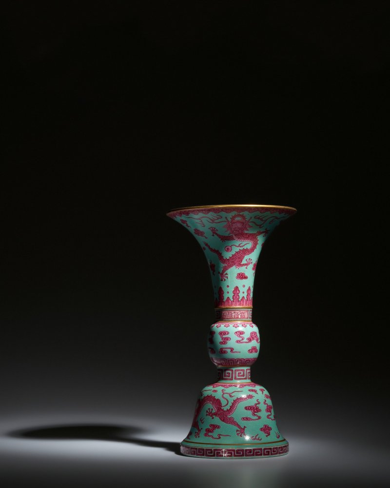 清乾隆 松石綠地胭脂紅彩雲龍紋花觚 | A RARE TURQUOISE-GROUND PUCE-ENAMELED 'DRAGON' ALTAR VASE, GU - 图30