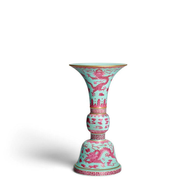 清乾隆 松石綠地胭脂紅彩雲龍紋花觚 | A RARE TURQUOISE-GROUND PUCE-ENAMELED 'DRAGON' ALTAR VASE, GU - 图3