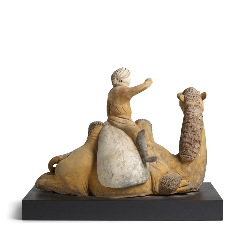 唐 加彩陶騎駝胡人俑 | A PAINTED POTTERY RECUMBENT CAMEL AND RIDER - 图2