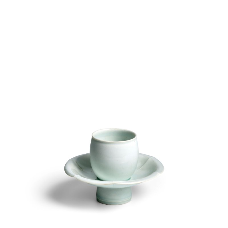 宋 青白瓷花形盞托 | A QINGBAI-GLAZED CUPSTAND WITH PETAL-LOBED RIM