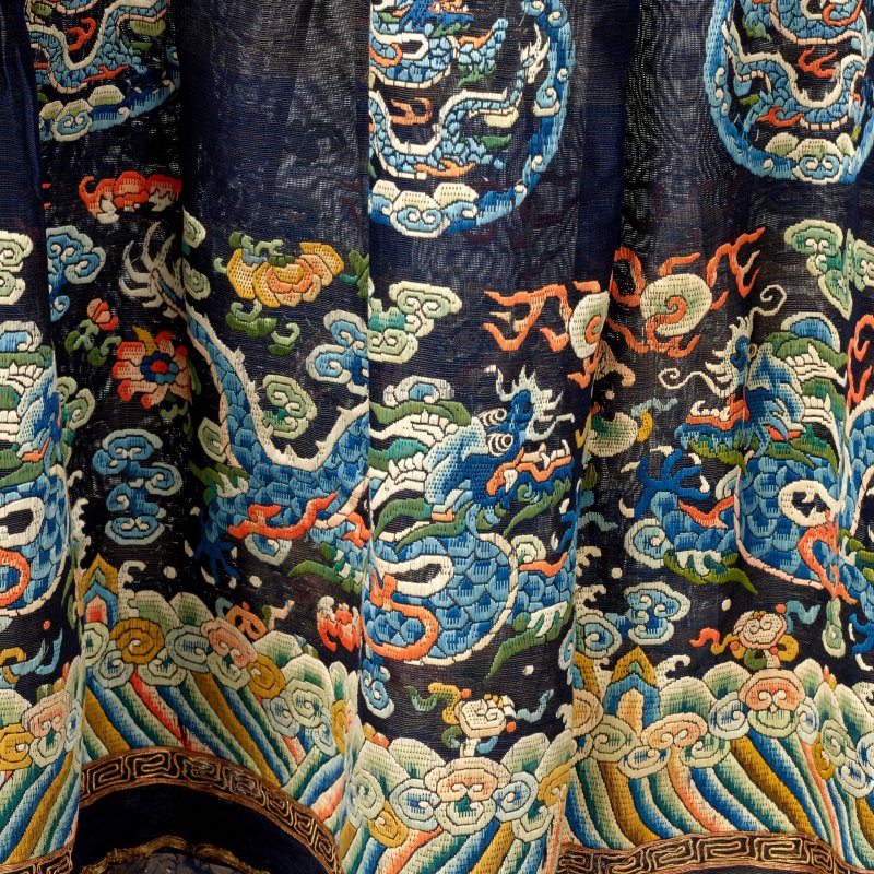 十九世紀 石青地納紗繡雲蝠龍紋朝袍 | A MIDNIGHT-BLUE EMBROIDERED GAUZE COURT ROBE, CHAO PAO - 图22