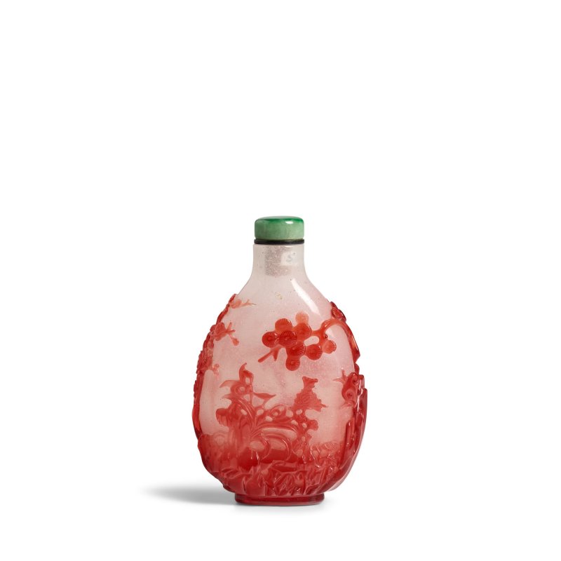 1750-1820 霏雪花地套寶石紅料「歲寒三友」鼻煙壺一件 | A FINE RUBY RED GLASS 'THREE FRIENDS' OVERLAY SNUFF BOTTLE - 图10