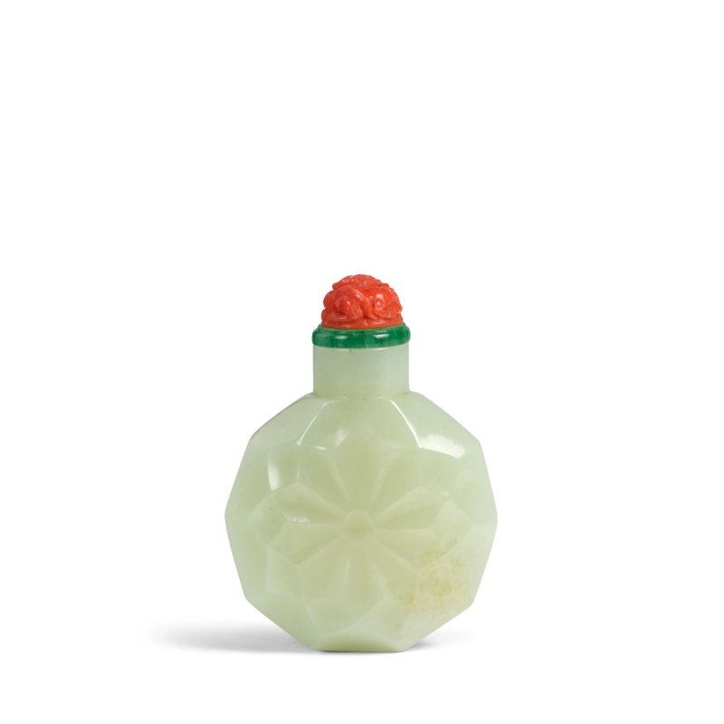 1740-1820 青玉琢十棱花式鼻煙壺一件 | A RARE DECAGONAL FACETED CELADON JADE SNUFF BOTTLE - 图4