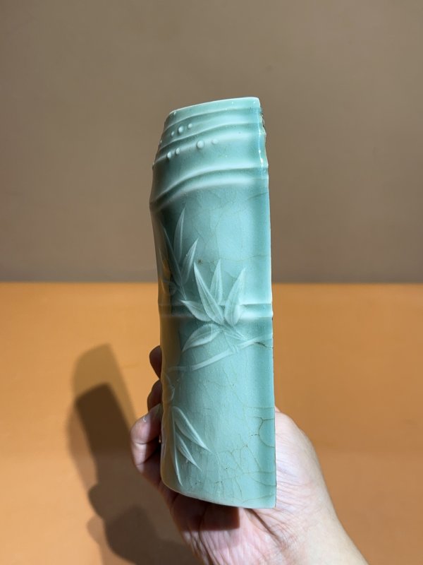 清康熙 冬青釉暗刻竹纹臂搁 - 图5