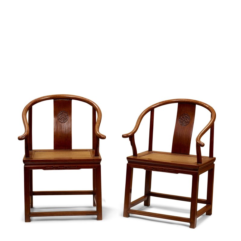十九世紀 硬木圈椅一對 | A PAIR OF HARDWOOD HORSESHOE BACK ARMCHAIRS - 图1