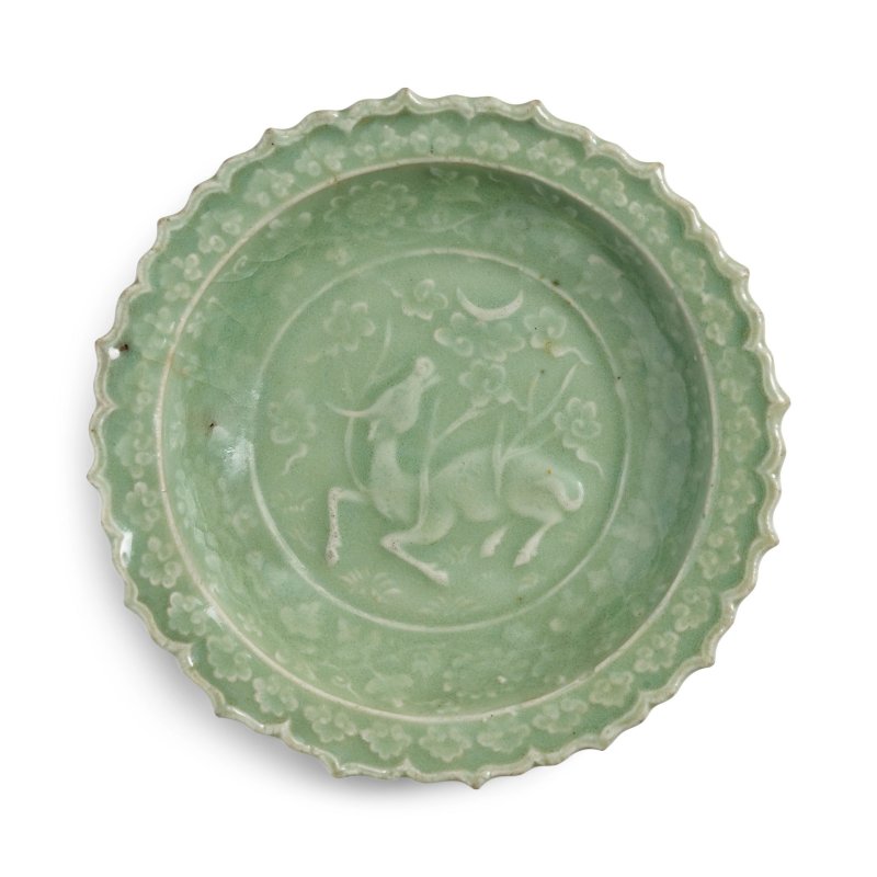 元 龍泉窯青瓷犀牛望月紋小盤 | A MOLDED LONGQUAN CELADON BARBED-RIM 'XINIU' DISH