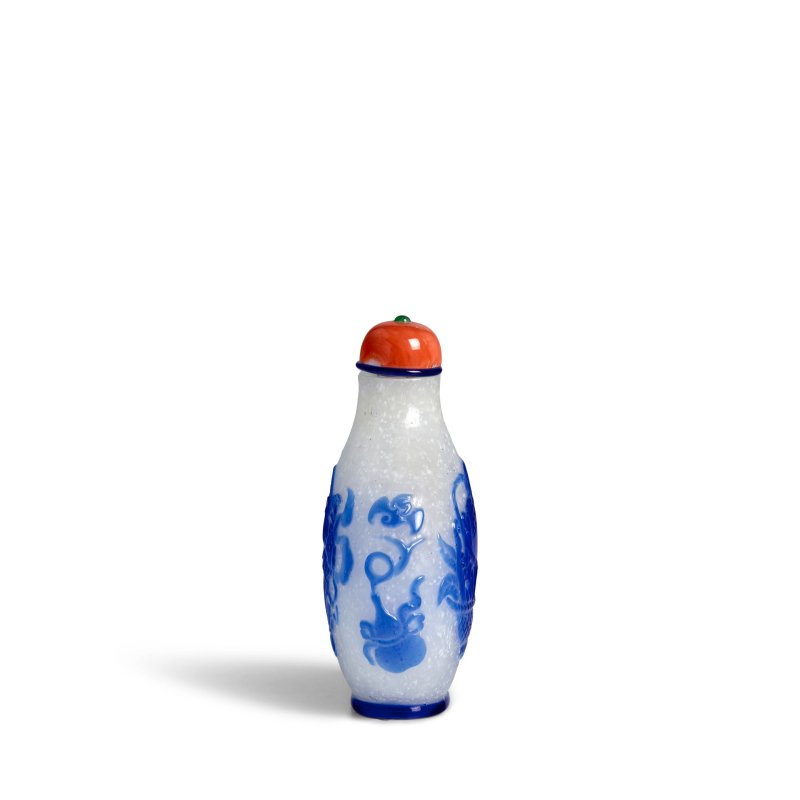 1820-1880 霏雪地套藍料「富貴多子」鼻煙壺一件 | A BLUE GLASS OVERLAY 'ABUNDANCES' SNUFF BOTTLE - 图5