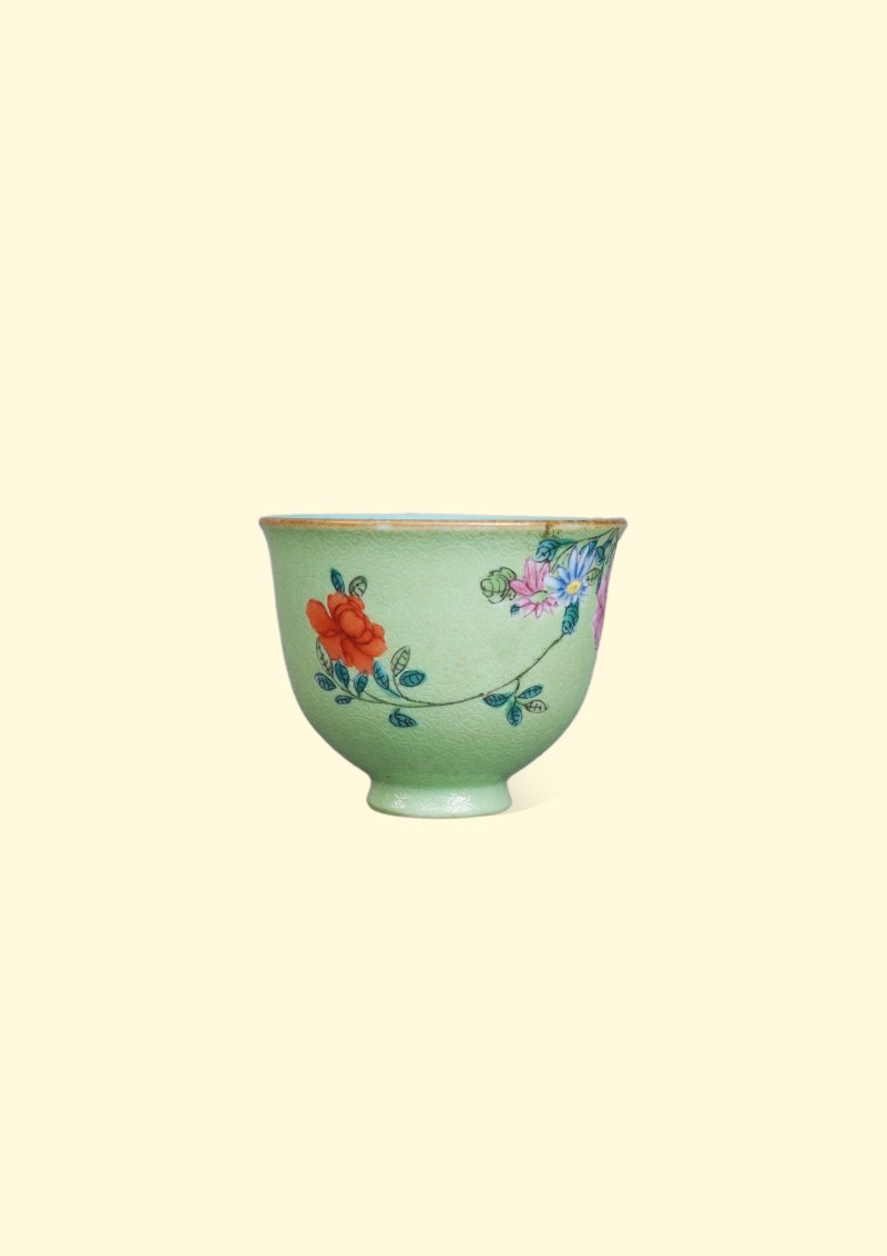 清乾隆 粉彩绿地轧道花卉纹铃铛杯
