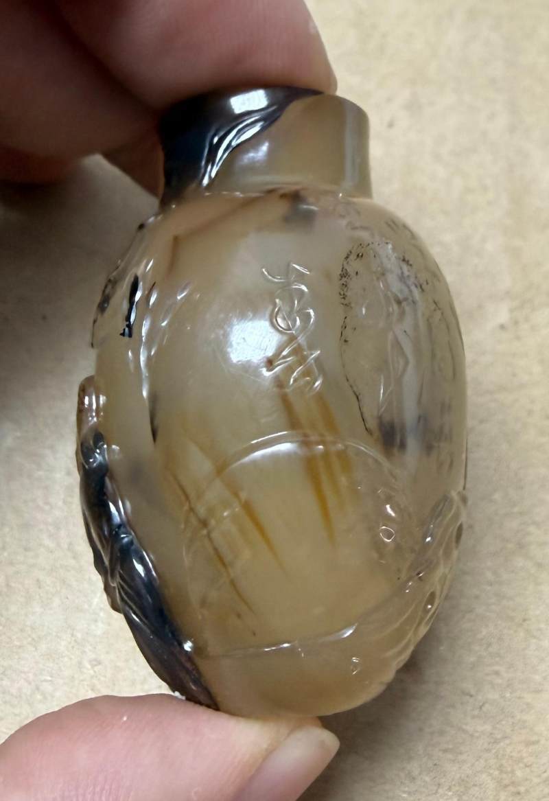 清中期  瑪瑙巧雕米芾拜石鼻煙壺 - 图5