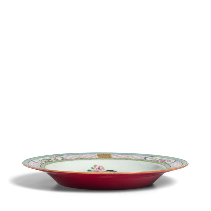 清雍正 外胭脂紅地內粉彩仕女嬰戲圖盤 | A FAMILLE-ROSE RUBY-BACK 'LADY AND BOYS' DISH - 图5