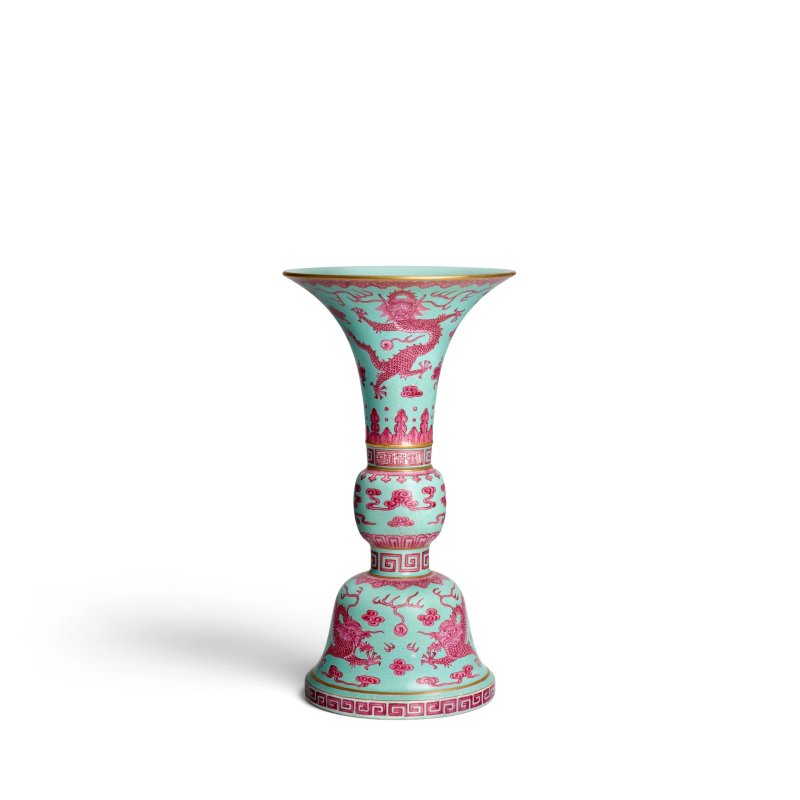 清乾隆 松石綠地胭脂紅彩雲龍紋花觚 | A RARE TURQUOISE-GROUND PUCE-ENAMELED 'DRAGON' ALTAR VASE, GU - 图4