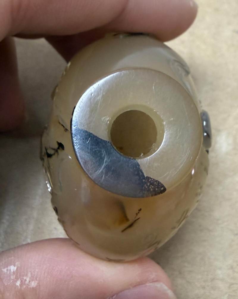 清中期  瑪瑙巧雕米芾拜石鼻煙壺 - 图6