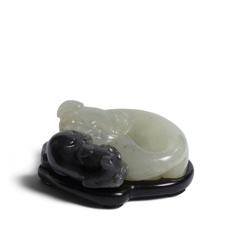 明 黑白玉巧雕子母貓擺件 | A BLACK AND WHITE JADE 'CATS' GROUP - 图8