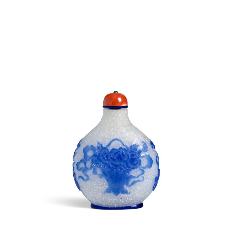 1820-1880 霏雪地套藍料「富貴多子」鼻煙壺一件 | A BLUE GLASS OVERLAY 'ABUNDANCES' SNUFF BOTTLE - 图6