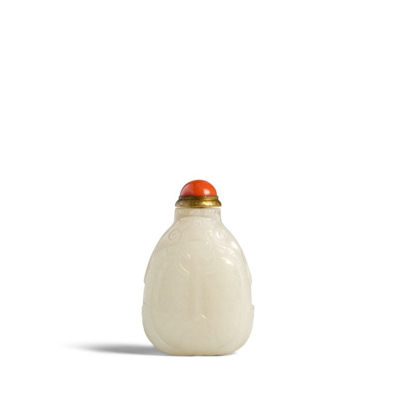1780-1850 白玉雕靈龜形鼻煙壺一件 | A RARE WHITE JADE 'MYTHICAL TORTOISE' SNUFF BOTTLE