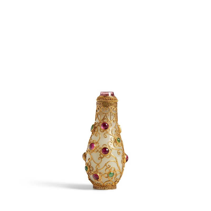 1850-1940 白玉套鎏金累絲嵌料珠鼻煙壺一件 | A GILT AND CABUCHON-MOUNTED WHITE JADE SNUFF BOTTLE