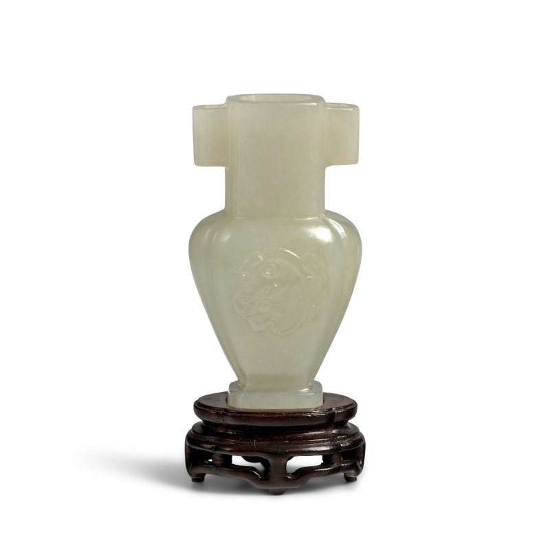 十九世紀 白玉雕螭龍紋貫耳小瓶 | A WHITE JADE MINIATURE 'CHILONG' HANDLED VASE