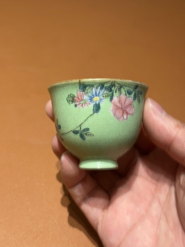 清乾隆 粉彩绿地轧道花卉纹铃铛杯 - 图2