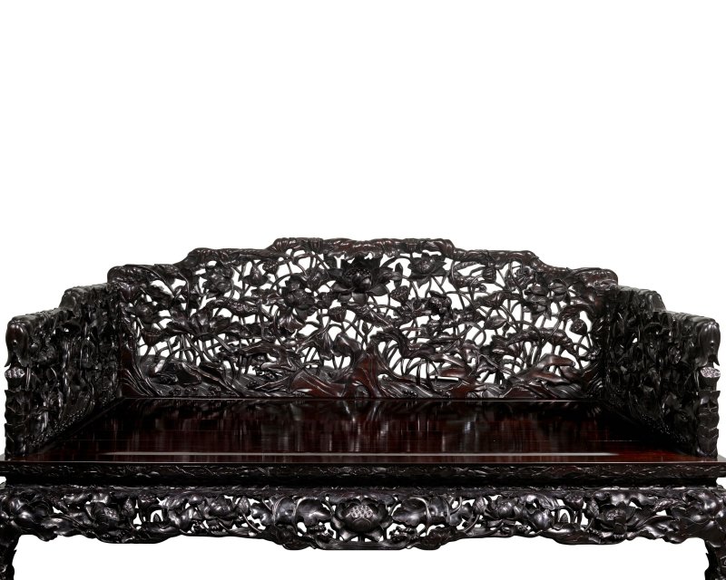 清十八/十九世紀 珍罕紫檀透雕荷塘紋羅漢床及炕桌 | A RARE AND SPLENDID ZITAN 'LOTUS' LUOHAN BED AND KANG TABLE - 图10